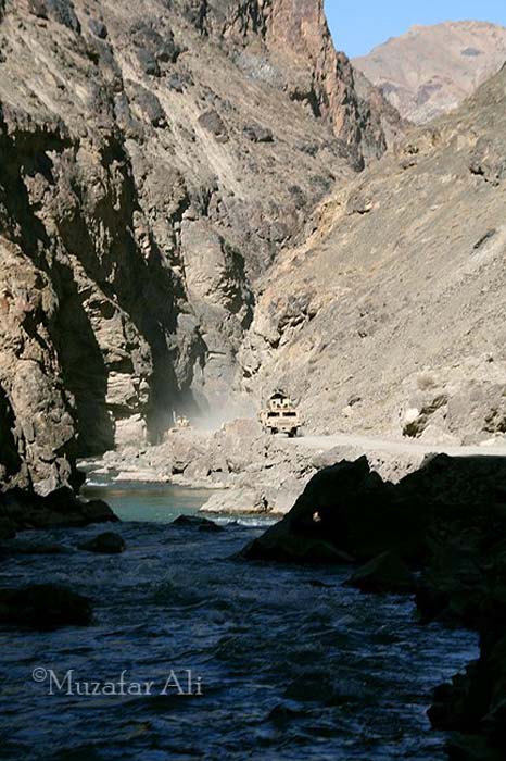 Bamyan-Shibar-district-Shikari-village-New-Zealand-forces-patrolling-the-peaceful-Bamyan-region-in-humvees