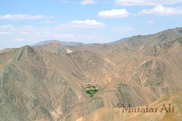 Daikundi-village-on-a-mountain-in-Ashtarlai-District