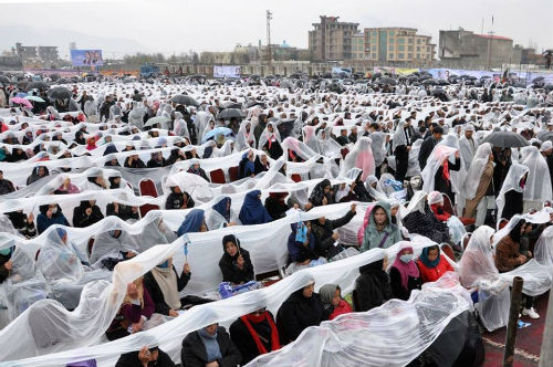 21stMazariAnniv-Kabul-2016-Women-Sitting-in-Rain-500px