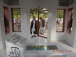 mohaqiq-yousafi-grave-250